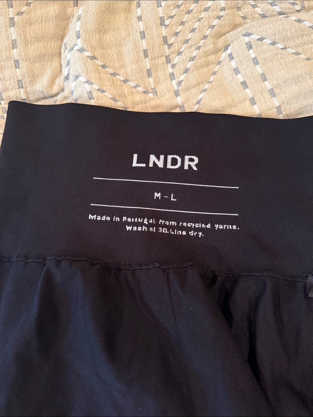LNDR High-Rise Black Active Leggings streamline - Picture 3 of 4